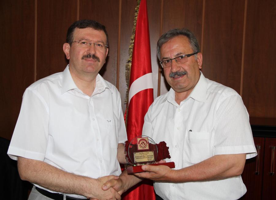 GENEL MÜDÜR İLHAN BAYRAM´A PLAKET