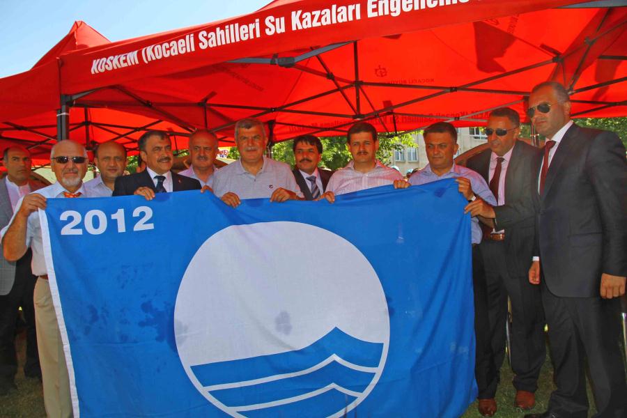 İZMİT KÖRFEZİ´NDEKİ İLK MAVİ BAYRAK GÖNDERE ÇEKİLDİ