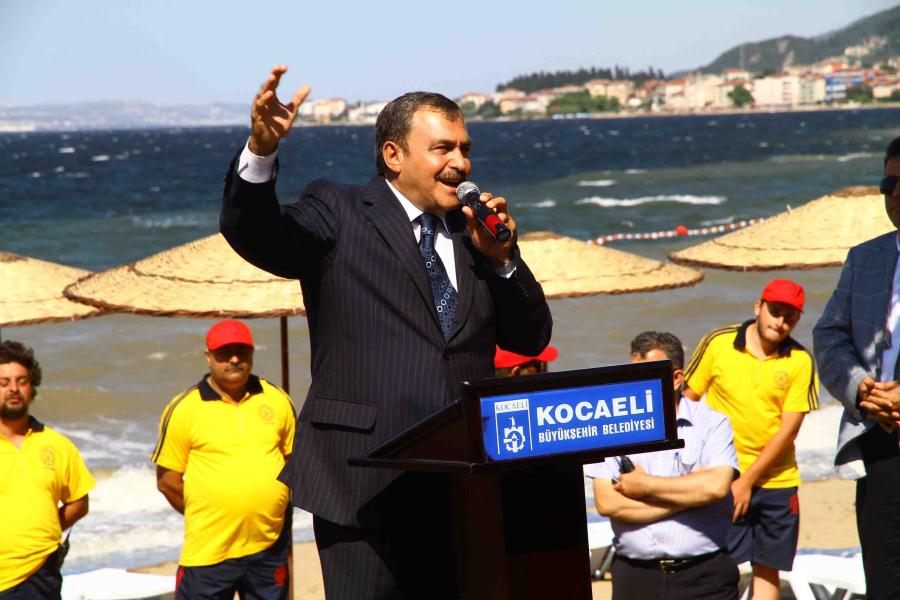 İZMİT KÖRFEZİ´NDEKİ İLK MAVİ BAYRAK GÖNDERE ÇEKİLDİ