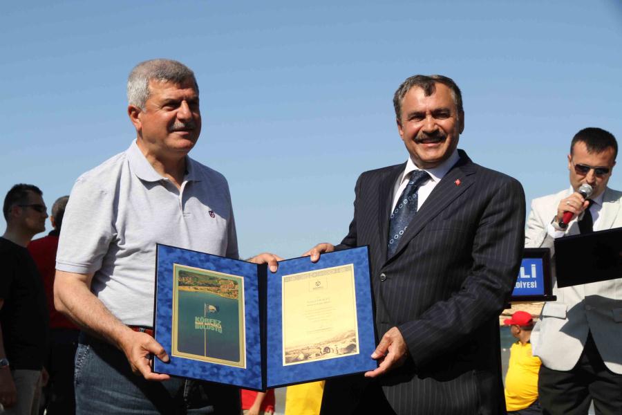 İZMİT KÖRFEZİ´NDEKİ İLK MAVİ BAYRAK GÖNDERE ÇEKİLDİ