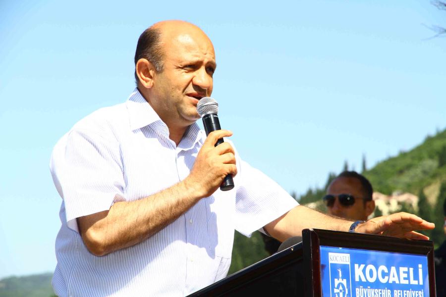 İZMİT KÖRFEZİ´NDEKİ İLK MAVİ BAYRAK GÖNDERE ÇEKİLDİ