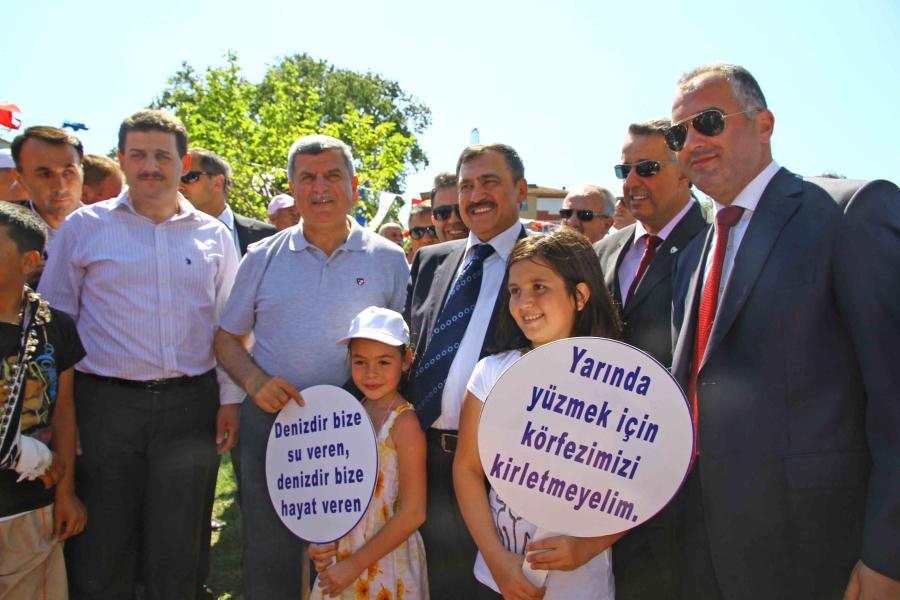 İZMİT KÖRFEZİ´NDEKİ İLK MAVİ BAYRAK GÖNDERE ÇEKİLDİ