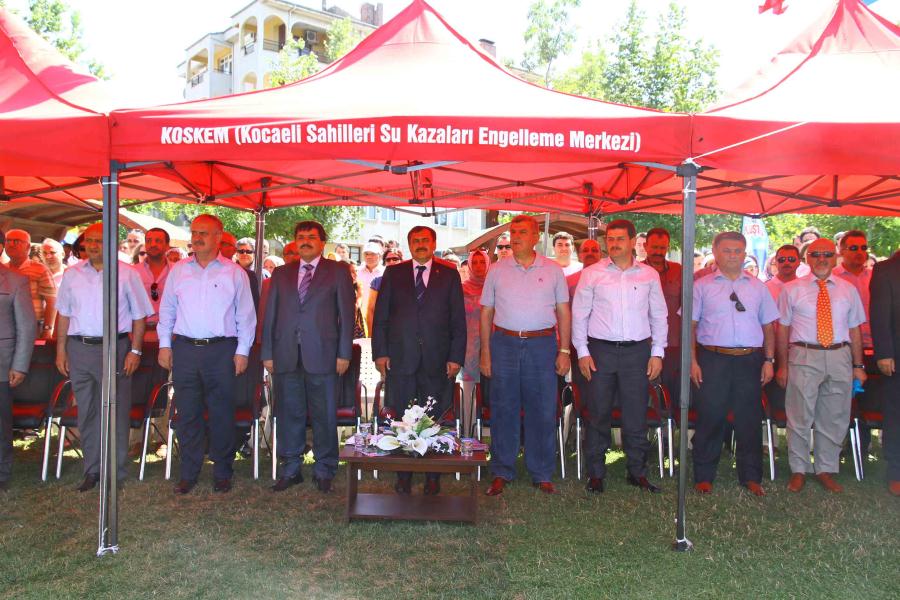 İZMİT KÖRFEZİ´NDEKİ İLK MAVİ BAYRAK GÖNDERE ÇEKİLDİ