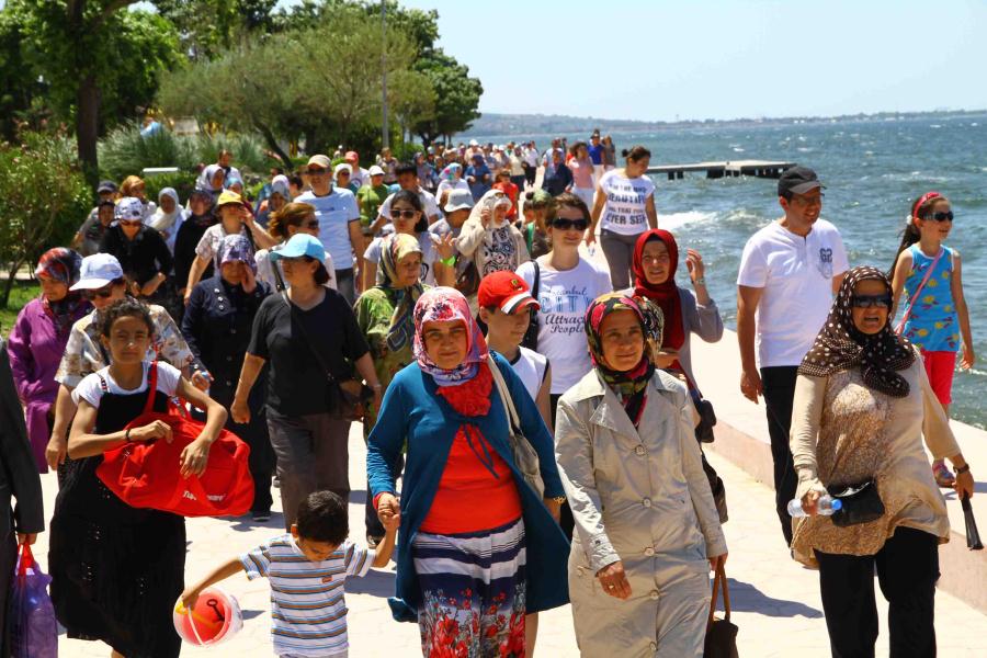 İZMİT KÖRFEZİ´NDEKİ İLK MAVİ BAYRAK GÖNDERE ÇEKİLDİ