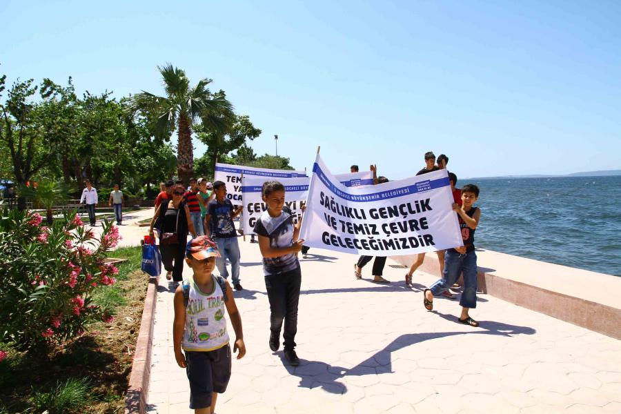 İZMİT KÖRFEZİ´NDEKİ İLK MAVİ BAYRAK GÖNDERE ÇEKİLDİ