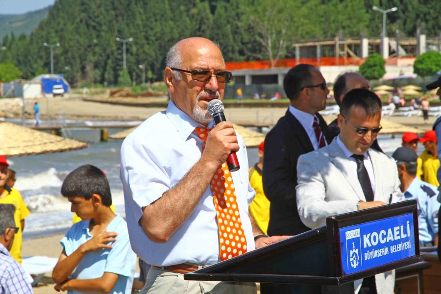 İZMİT KÖRFEZİ´NDEKİ İLK MAVİ BAYRAK GÖNDERE ÇEKİLDİ