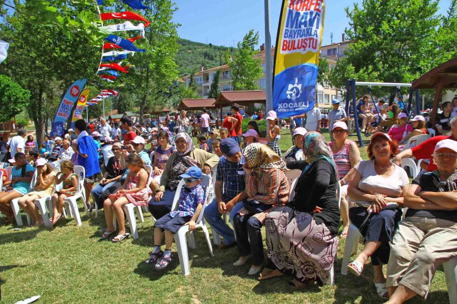 İZMİT KÖRFEZİ´NDEKİ İLK MAVİ BAYRAK GÖNDERE ÇEKİLDİ