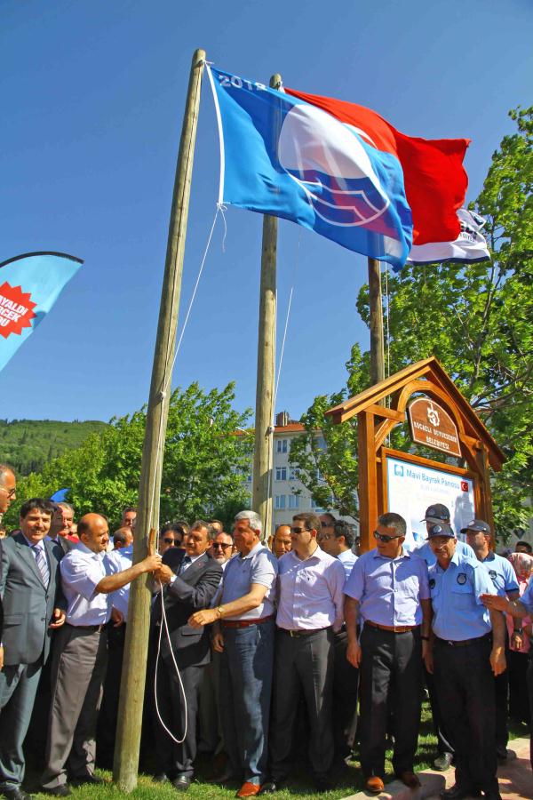 İZMİT KÖRFEZİ´NDEKİ İLK MAVİ BAYRAK GÖNDERE ÇEKİLDİ