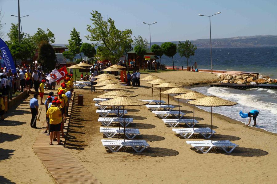 İZMİT KÖRFEZİ´NDEKİ İLK MAVİ BAYRAK GÖNDERE ÇEKİLDİ