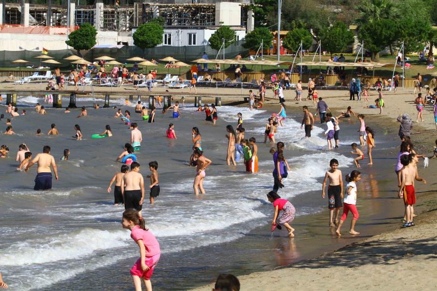 İZMİT KÖRFEZİ´NDEKİ İLK MAVİ BAYRAK GÖNDERE ÇEKİLDİ