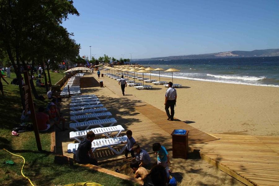 İZMİT KÖRFEZİ´NDEKİ İLK MAVİ BAYRAK GÖNDERE ÇEKİLDİ