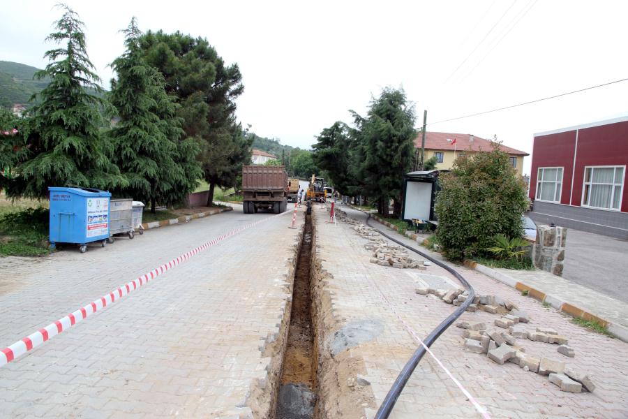 KARAMÜRSEL´İN ÜÇ MAHALLESİNDE İÇMESUYU HATLARI YENİLENİYOR