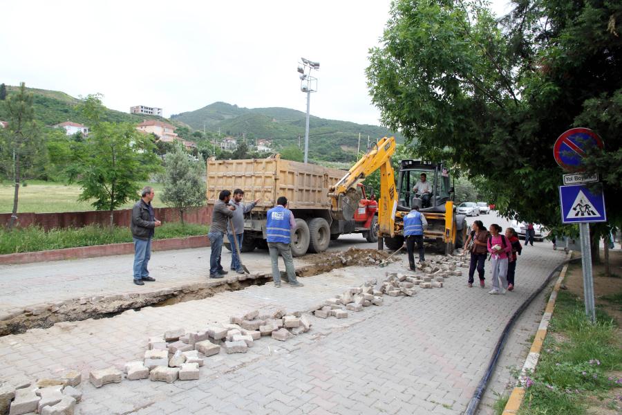 KARAMÜRSEL´İN ÜÇ MAHALLESİNDE İÇMESUYU HATLARI YENİLENİYOR