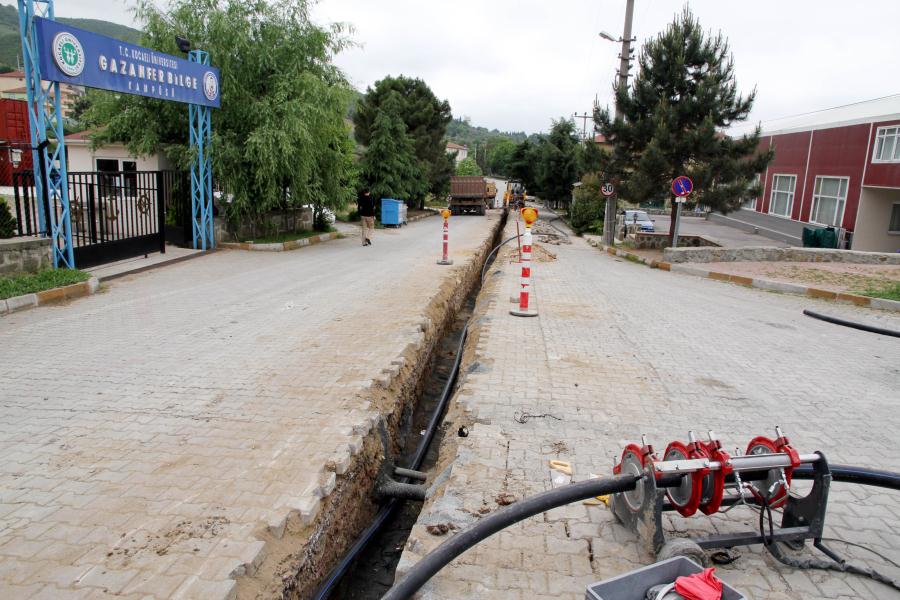 KARAMÜRSEL´İN ÜÇ MAHALLESİNDE İÇMESUYU HATLARI YENİLENİYOR