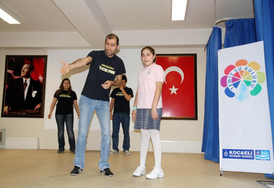 İSU, ÖĞRENCİLERE SU BİLİNCİNİ EĞLENDİREREK KAZANDIRIYOR