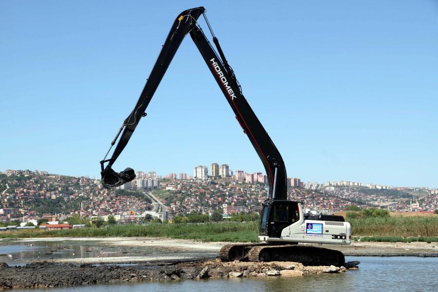 MAKİNA PARKURUNA UZUN ERİŞİMLİ PALETLİ EKSKAVATÖR