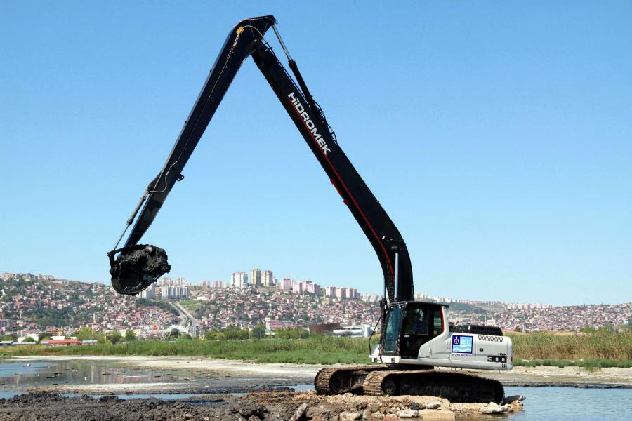 MAKİNA PARKURUNA UZUN ERİŞİMLİ PALETLİ EKSKAVATÖR
