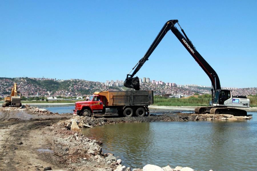 MAKİNA PARKURUNA UZUN ERİŞİMLİ PALETLİ EKSKAVATÖR
