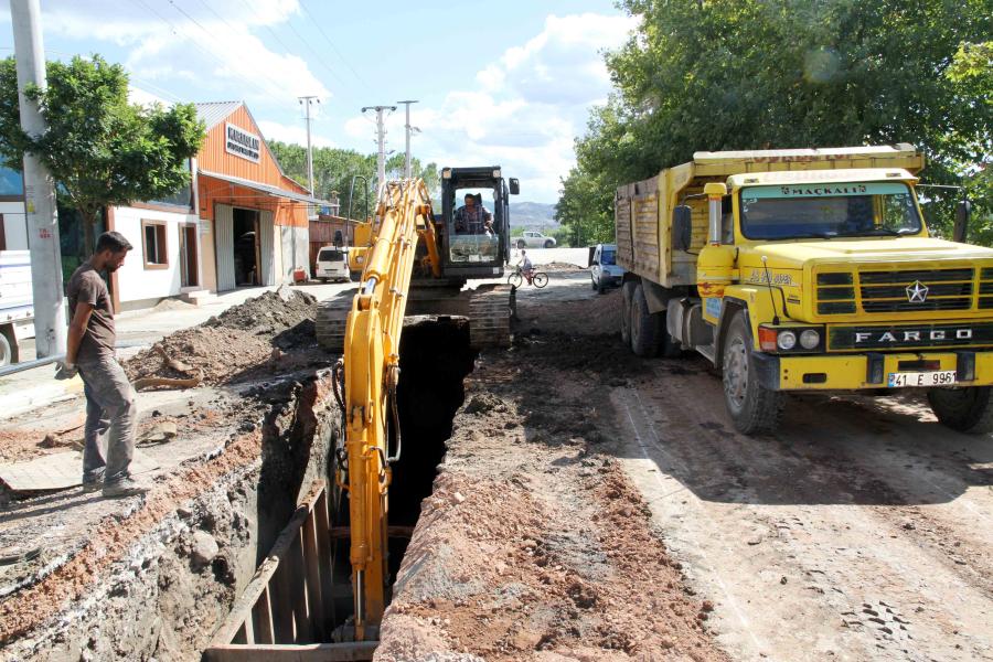 BAŞİSKELE MAHMUTPAŞA MAHALLESİ’NDE 2 KM KANALİZASYON KOLLEKTÖR HATTI DEPLASE EDİLİYOR