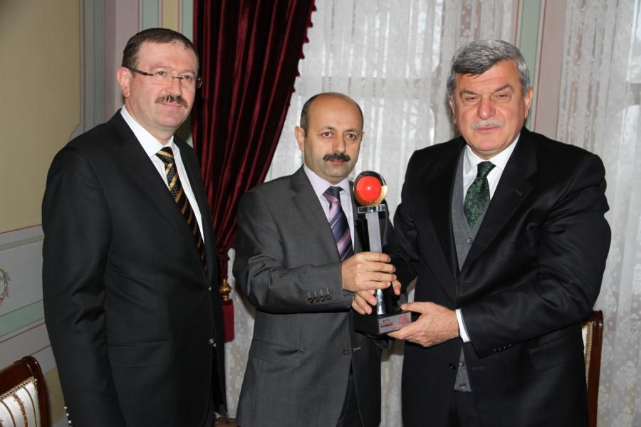 MOBİL TABLET PROJESİ ÖDÜLÜ BAŞKANA TAKDİM EDİLDİ