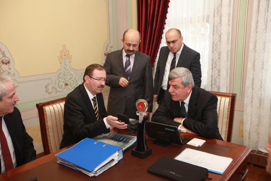 MOBİL TABLET PROJESİ ÖDÜLÜ BAŞKANA TAKDİM EDİLDİ