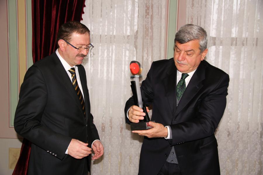 MOBİL TABLET PROJESİ ÖDÜLÜ BAŞKANA TAKDİM EDİLDİ