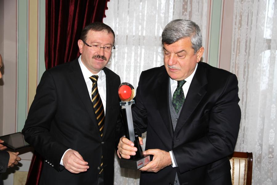 MOBİL TABLET PROJESİ ÖDÜLÜ BAŞKANA TAKDİM EDİLDİ