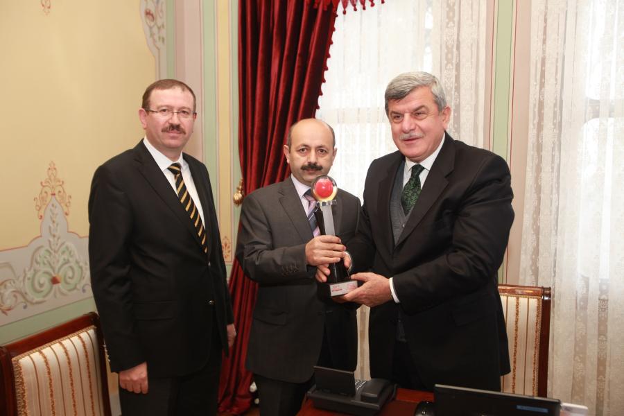 MOBİL TABLET PROJESİ ÖDÜLÜ BAŞKANA TAKDİM EDİLDİ