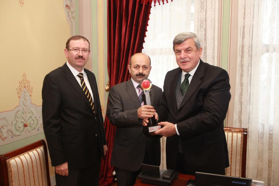 MOBİL TABLET PROJESİ ÖDÜLÜ BAŞKANA TAKDİM EDİLDİ