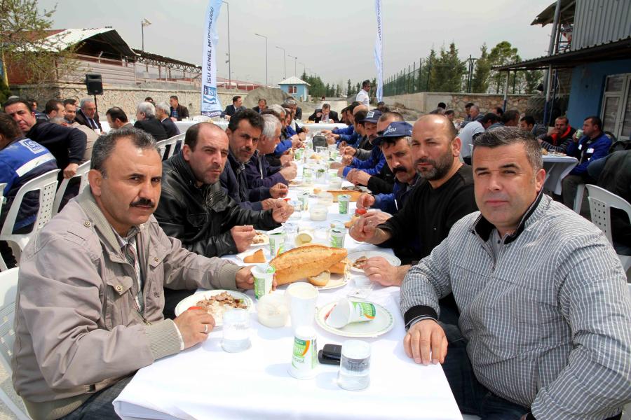 İSU YÖNETİCİLERİ ÇALIŞANLARLA YEMEKTE BİRARAYA GELDİ