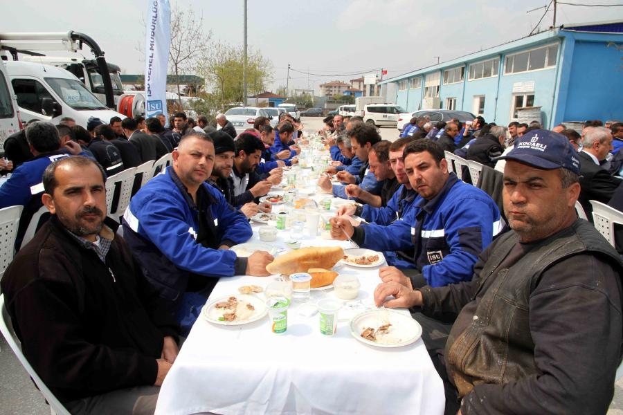 İSU YÖNETİCİLERİ ÇALIŞANLARLA YEMEKTE BİRARAYA GELDİ
