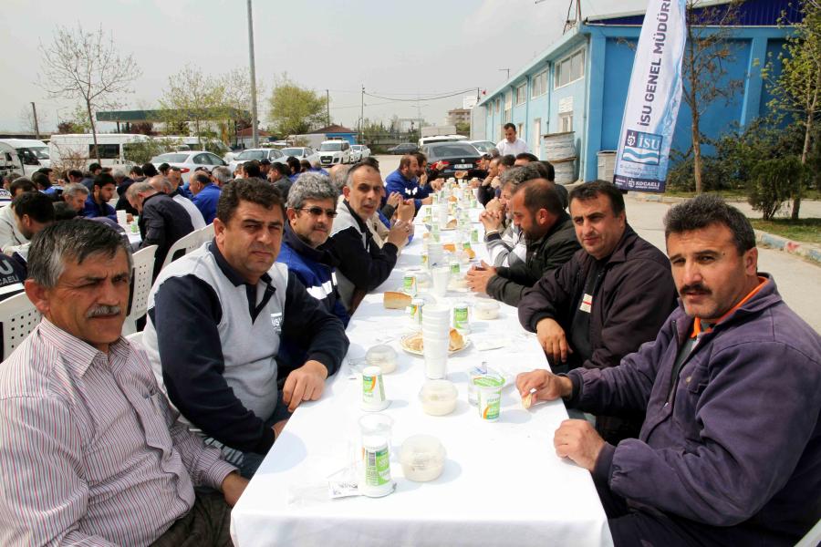 İSU YÖNETİCİLERİ ÇALIŞANLARLA YEMEKTE BİRARAYA GELDİ