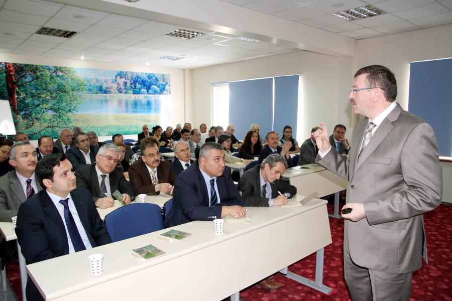 İZMİT’TEKİ OKUL MÜDÜRLERİNE  KURAKLIK VE ALINAN ÖNLEMLER ANLATILIYOR