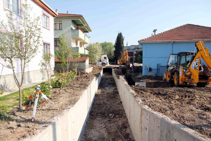 KÖRFEZ GÜNEY MAHALLESİ SAHİL BÖLGESİ SU BASKINLARINDAN KURTULUYOR, SAĞLIKLI ALTYAPIYA KAVUŞUYOR