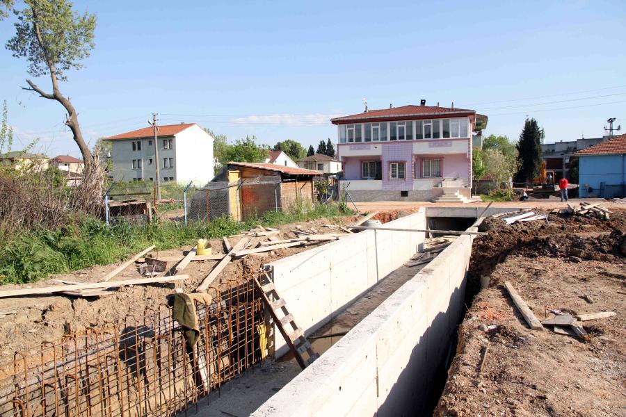 KÖRFEZ GÜNEY MAHALLESİ SAHİL BÖLGESİ SU BASKINLARINDAN KURTULUYOR, SAĞLIKLI ALTYAPIYA KAVUŞUYOR