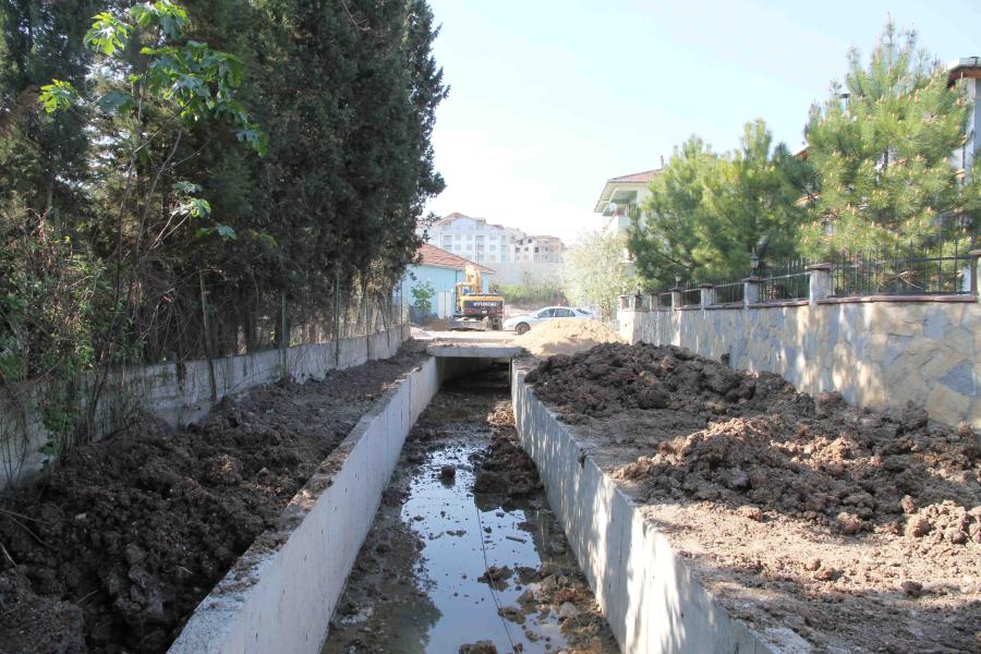 KÖRFEZ GÜNEY MAHALLESİ SAHİL BÖLGESİ SU BASKINLARINDAN KURTULUYOR, SAĞLIKLI ALTYAPIYA KAVUŞUYOR
