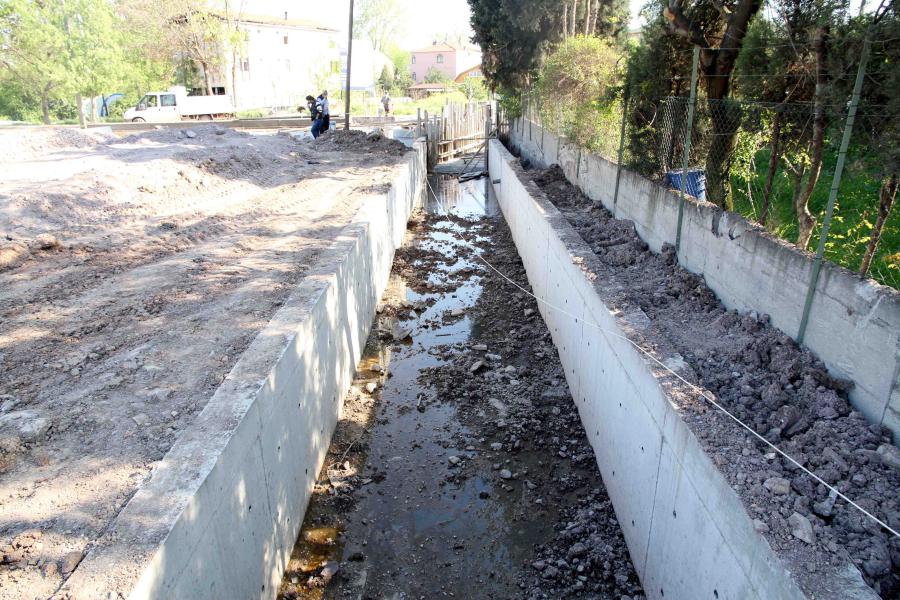 KÖRFEZ GÜNEY MAHALLESİ SAHİL BÖLGESİ SU BASKINLARINDAN KURTULUYOR, SAĞLIKLI ALTYAPIYA KAVUŞUYOR