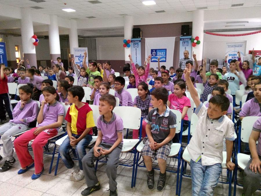KARAMÜRSEL’DEKİ OKULLARDA SU VE ÇEVRE BİLİNCİ  EĞİTİMİ VERİLDİ