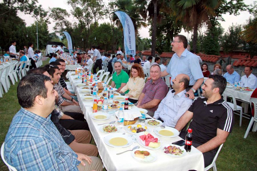 İSU GENEL MÜDÜRLÜĞÜ YÖNETİCİ VE PERSONELİ İFTARDA BULUŞTU