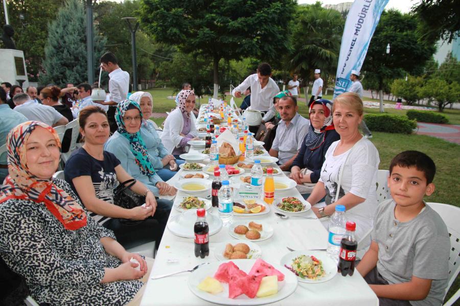 İSU GENEL MÜDÜRLÜĞÜ YÖNETİCİ VE PERSONELİ İFTARDA BULUŞTU