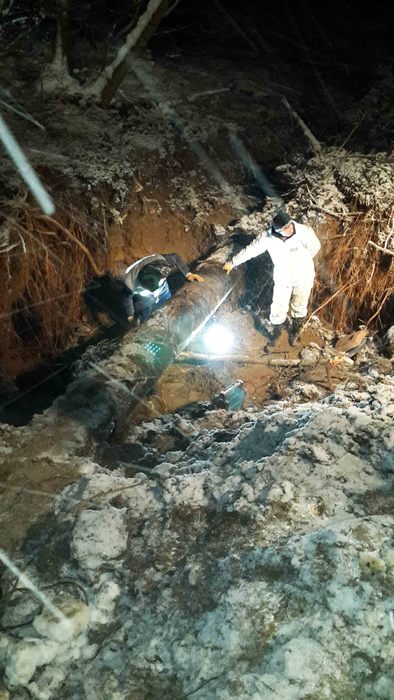 SU SIKINTISI YAŞANMAMASI İÇİN KAR ALTINDA ARIZAYA MÜDAHALE EDİLDİ