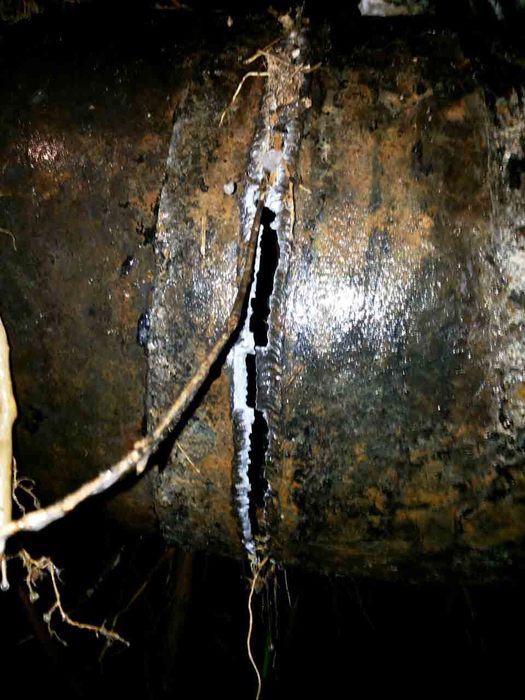 SU SIKINTISI YAŞANMAMASI İÇİN KAR ALTINDA ARIZAYA MÜDAHALE EDİLDİ