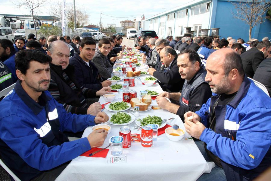 GENEL MÜDÜR İLHAN BAYRAM,  ŞANTİYE PERSONELİ İLE BİRARAYA GELDİ