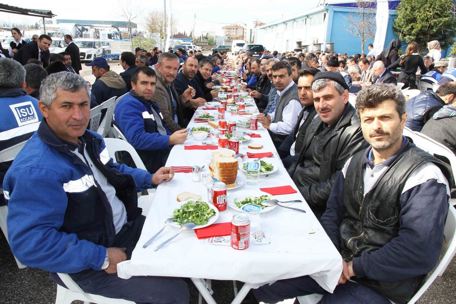 GENEL MÜDÜR İLHAN BAYRAM,  ŞANTİYE PERSONELİ İLE BİRARAYA GELDİ