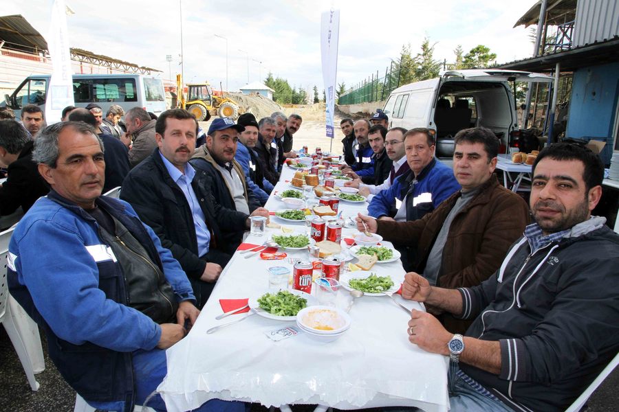 GENEL MÜDÜR İLHAN BAYRAM,  ŞANTİYE PERSONELİ İLE BİRARAYA GELDİ