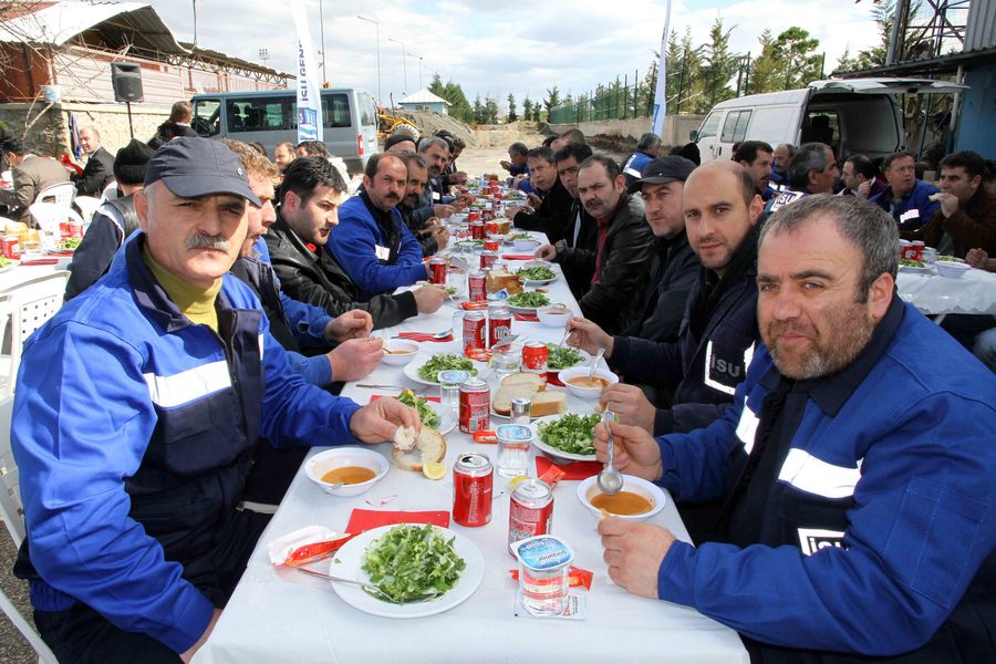 GENEL MÜDÜR İLHAN BAYRAM,  ŞANTİYE PERSONELİ İLE BİRARAYA GELDİ