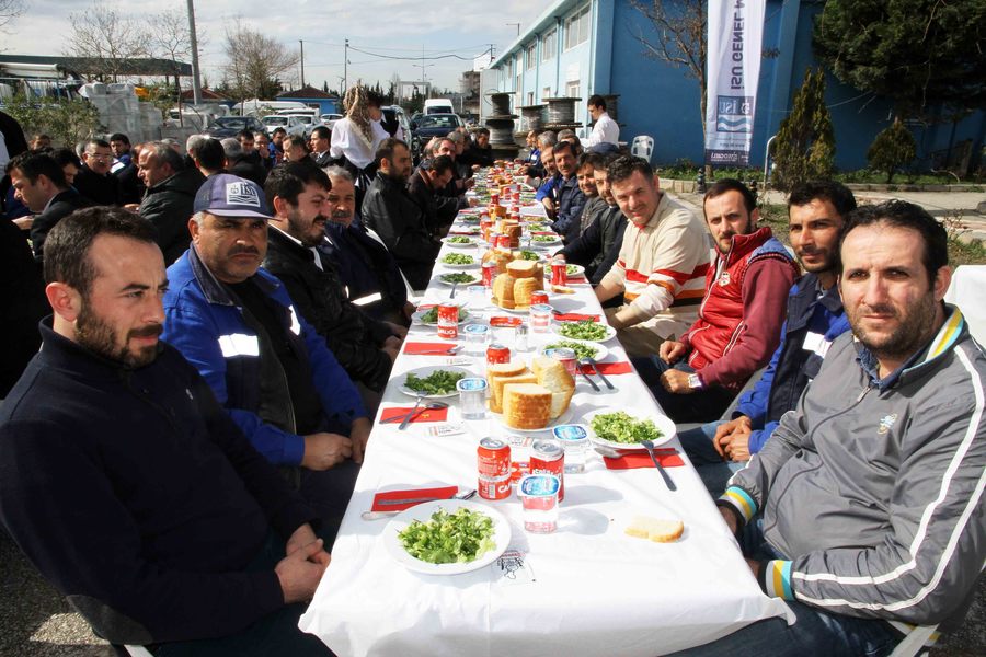 GENEL MÜDÜR İLHAN BAYRAM,  ŞANTİYE PERSONELİ İLE BİRARAYA GELDİ