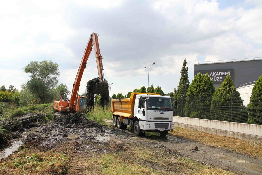 İZMİT VE KARTEPE’DE DERE TEMİZLİKLERİ YAPILIYOR