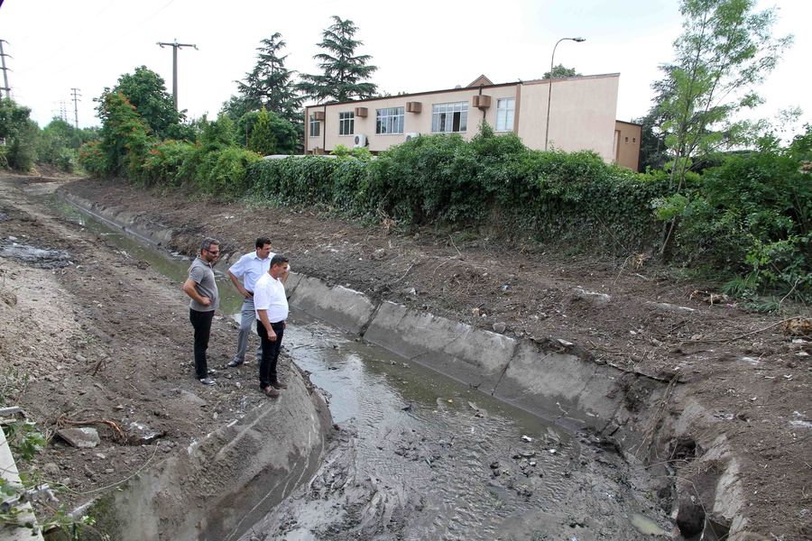İZMİT VE KARTEPE’DE DERE TEMİZLİKLERİ YAPILIYOR