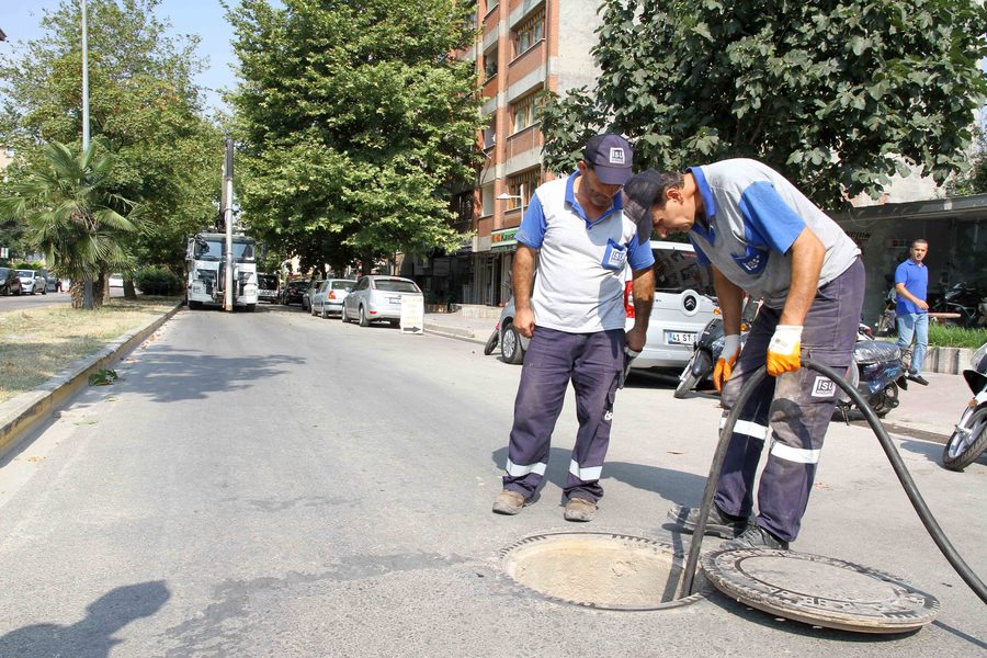 İZMİT BULVAR BÖLGESİNDEKİ  ALTYAPI HATLARI TEMİZLENİYOR